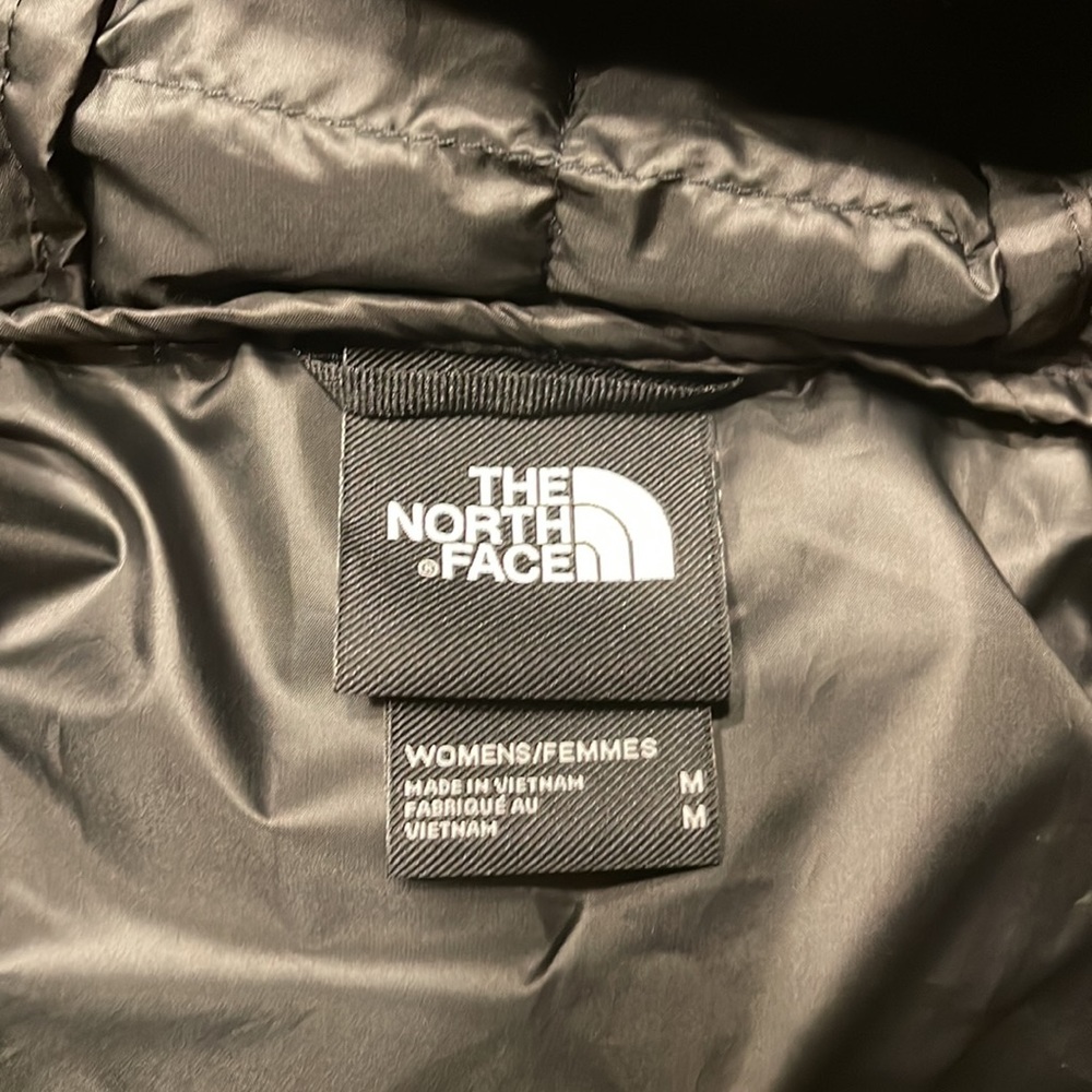 The North Face Women's Eco Thermoball Parka 2, Medium - Picture 17 of 17